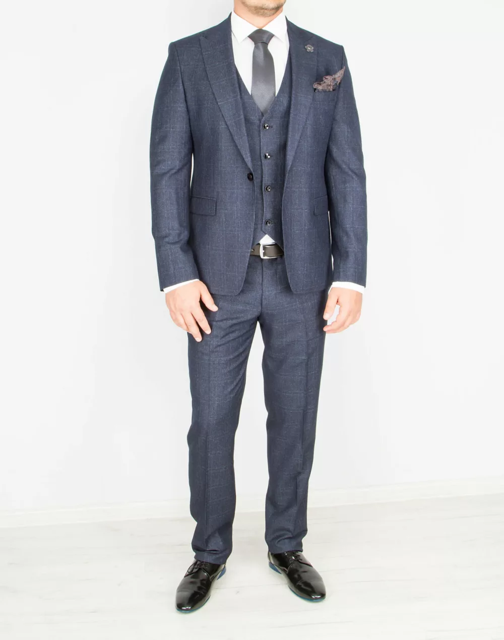 118 Костюм-тройка темно-серого цвета в неявную клетку Каталог