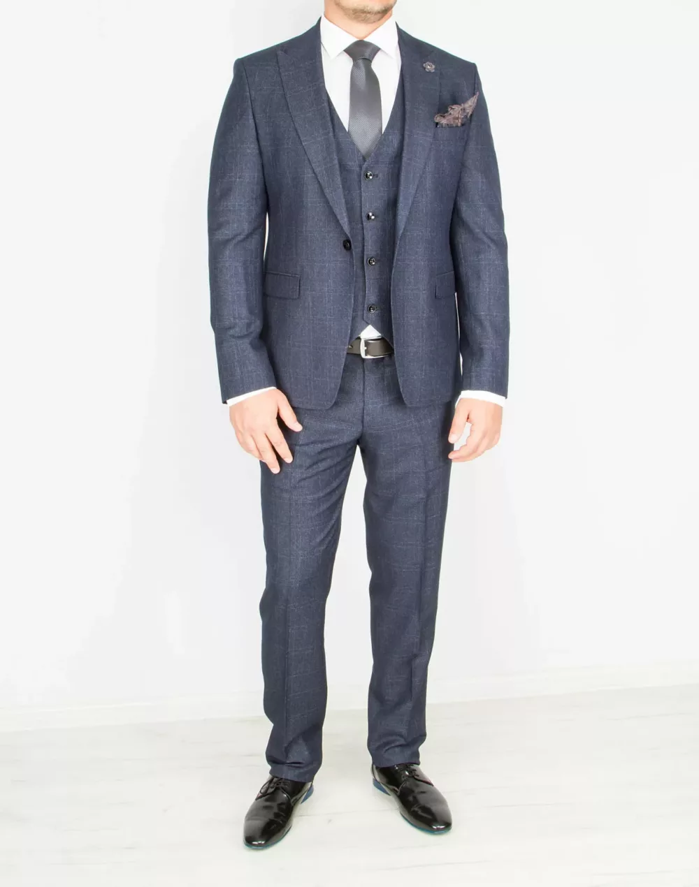 118 Костюм-тройка темно-серого цвета в неявную клетку Каталог