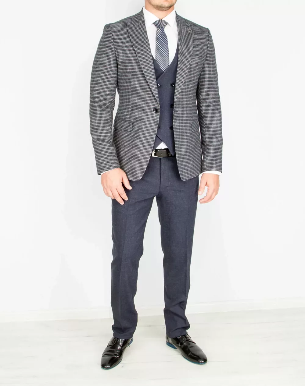 Костюм-тройка, компаньон серого цвета Каталог