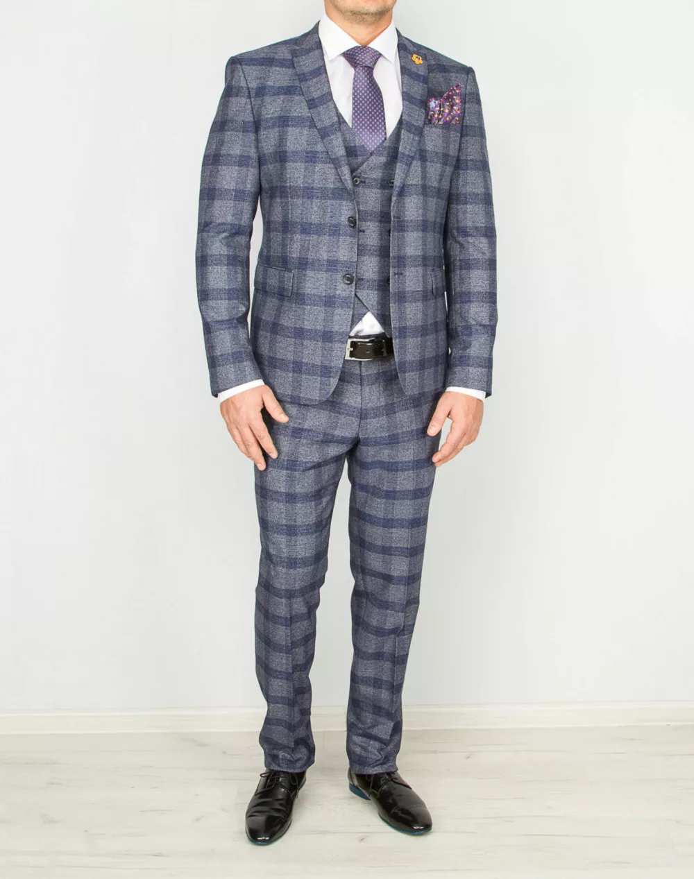 Костюм-тройка серого цвета в синюю крупную клетку Каталог