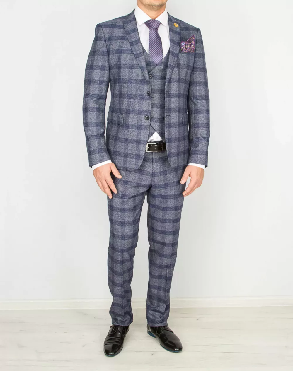 Костюм-тройка серого цвета в синюю крупную клетку Каталог