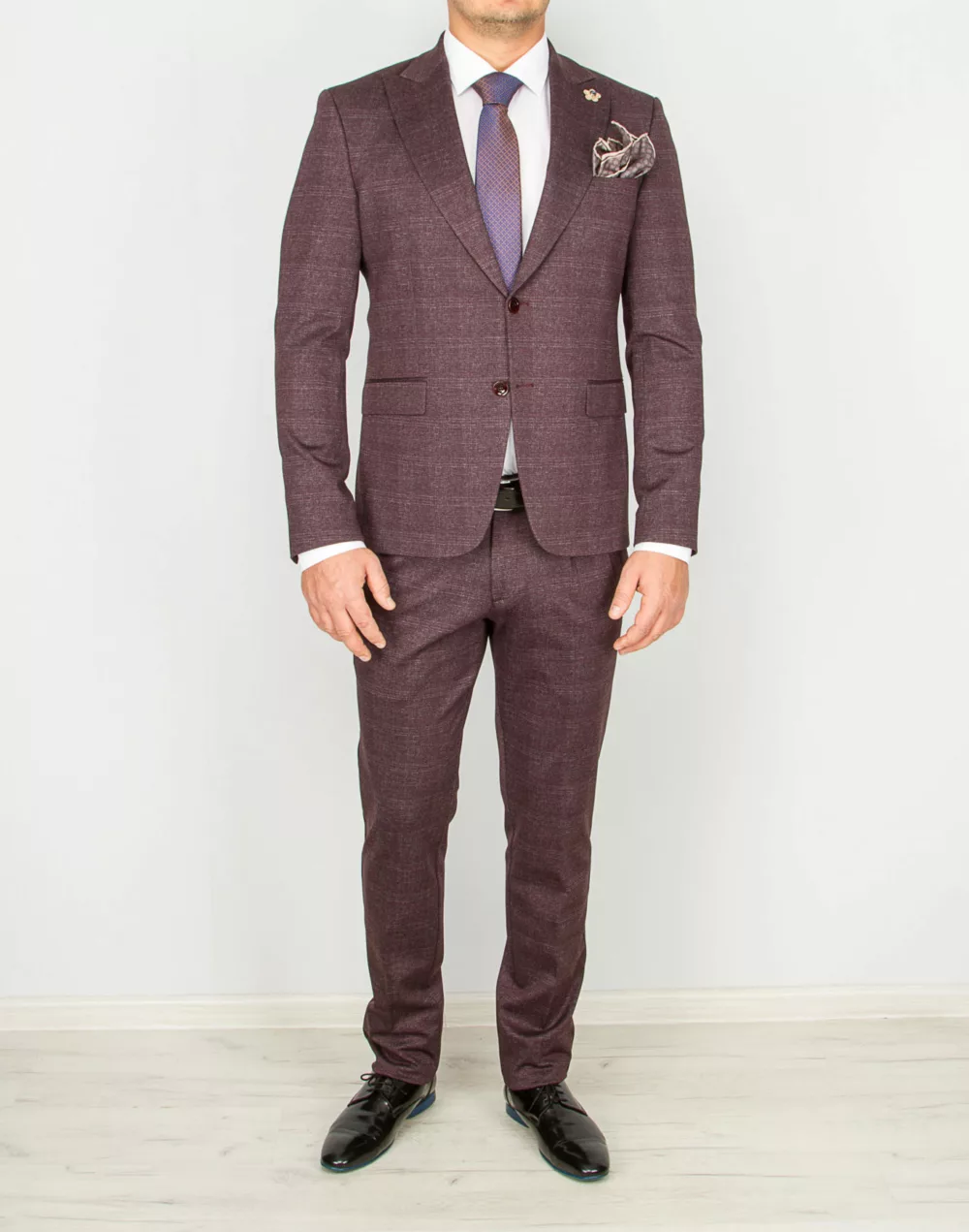 24 Костюм-двойка бордового цвета в серую скрытую клетку Каталог