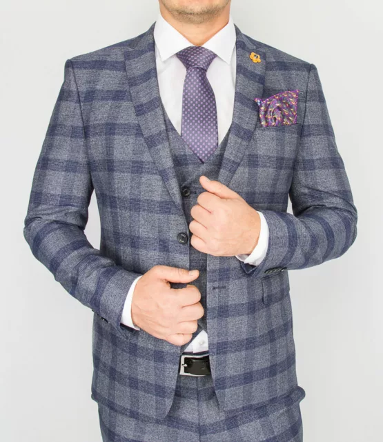 Костюм-тройка серого цвета в синюю крупную клетку Каталог