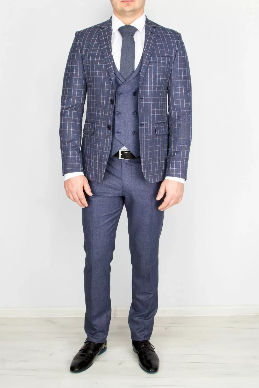 4 Костюм-тройка серо-голубого цвета в ярко-белую клетку Каталог