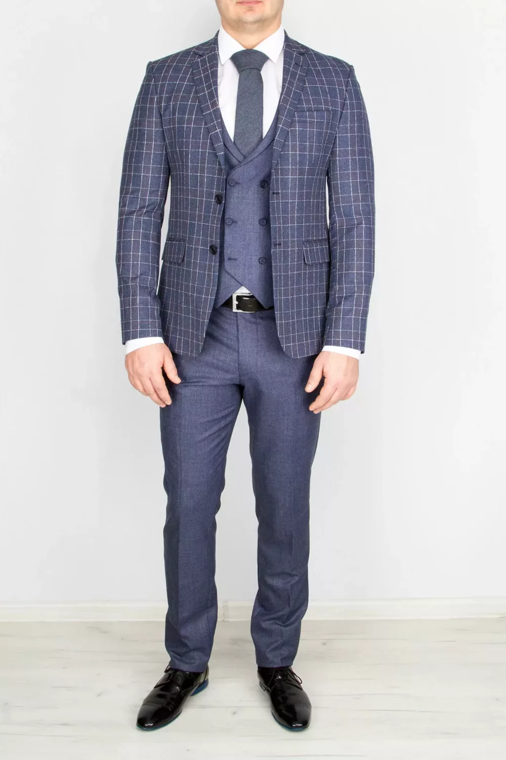 Костюм-тройка серо-голубого цвета в ярко-белую клетку Каталог