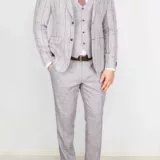 Костюм-тройка серого цвета в бледно-сиреневую клетку Вечерние мужские костюмы