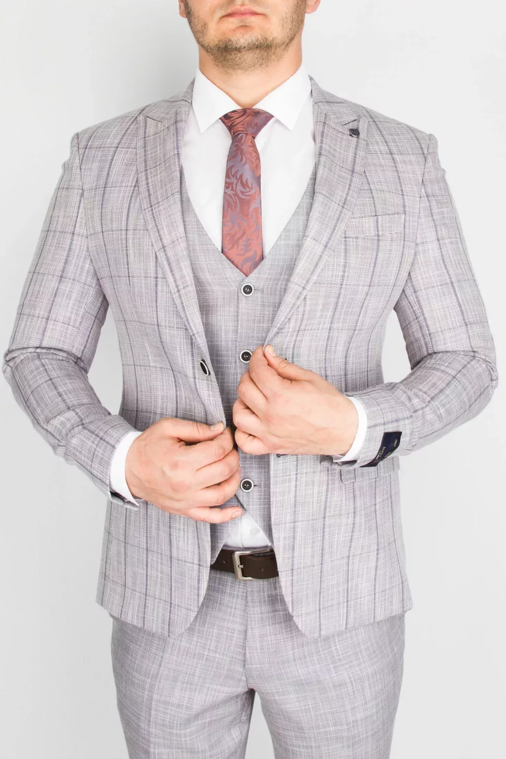 Костюм-тройка серого цвета в бледно-сиреневую клетку Вечерние мужские костюмы