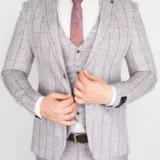 Костюм-тройка серого цвета в бледно-сиреневую клетку Вечерние мужские костюмы