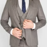 Костюм-тройка песочного цвета в тонкую клетку Брючные мужские костюмы