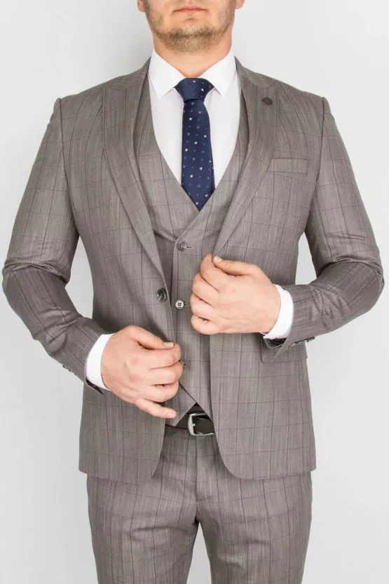 Костюм-тройка песочного цвета в тонкую клетку Брючные мужские костюмы
