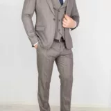 Костюм-тройка песочного цвета в тонкую клетку Брючные мужские костюмы