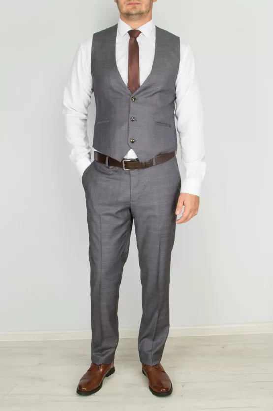 Костюм-тройка пепельно-серого цвета в неброскую клетку Брючные мужские костюмы