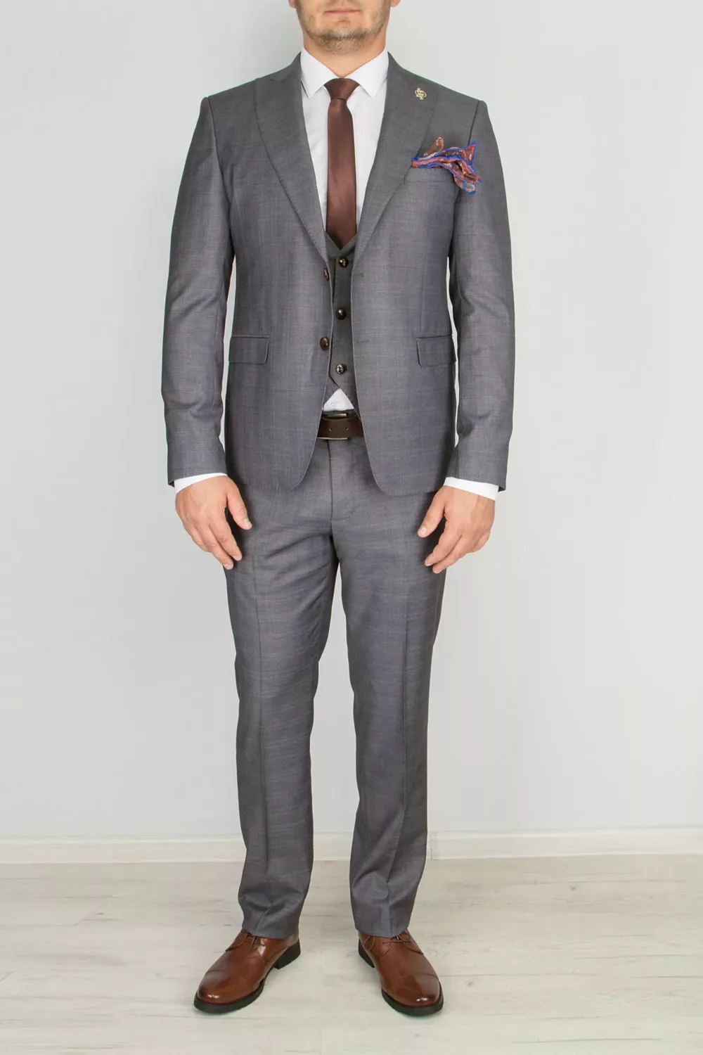 Костюм-тройка пепельно-серого цвета в неброскую клетку Каталог