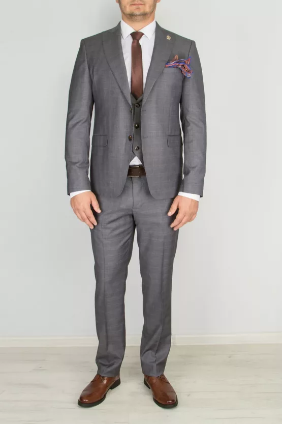 Костюм-тройка пепельно-серого цвета в неброскую клетку Брючные мужские костюмы