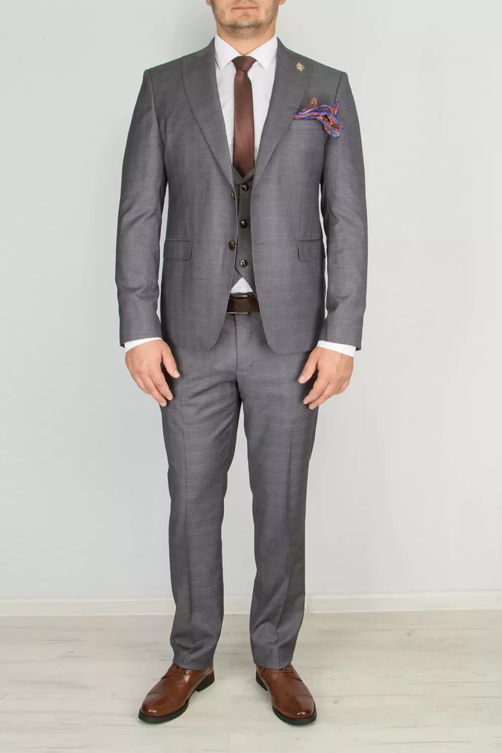 30 Костюм-тройка пепельно-серого цвета в неброскую клетку Каталог