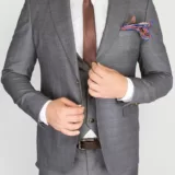 Костюм-тройка пепельно-серого цвета в неброскую клетку Брючные мужские костюмы