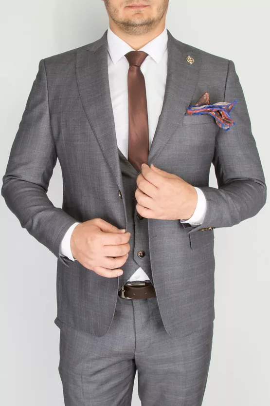 Костюм-тройка пепельно-серого цвета в неброскую клетку Брючные мужские костюмы