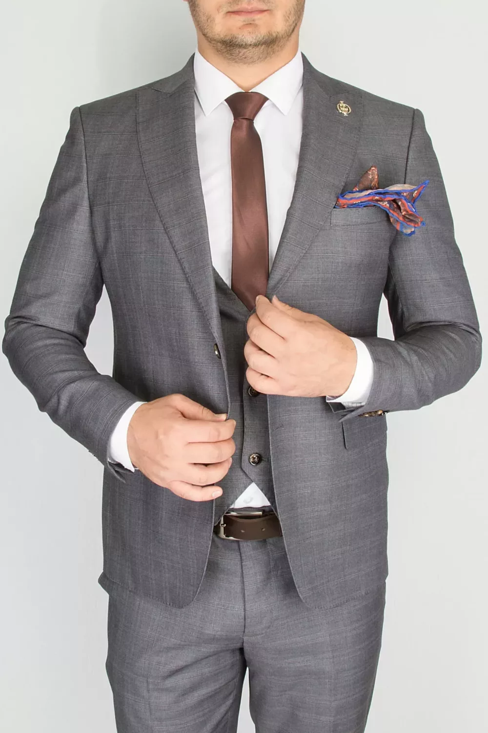 Костюм-тройка пепельно-серого цвета в неброскую клетку Каталог