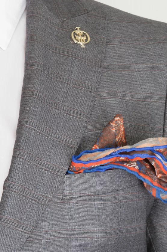 Костюм-тройка пепельно-серого цвета в неброскую клетку Брючные мужские костюмы