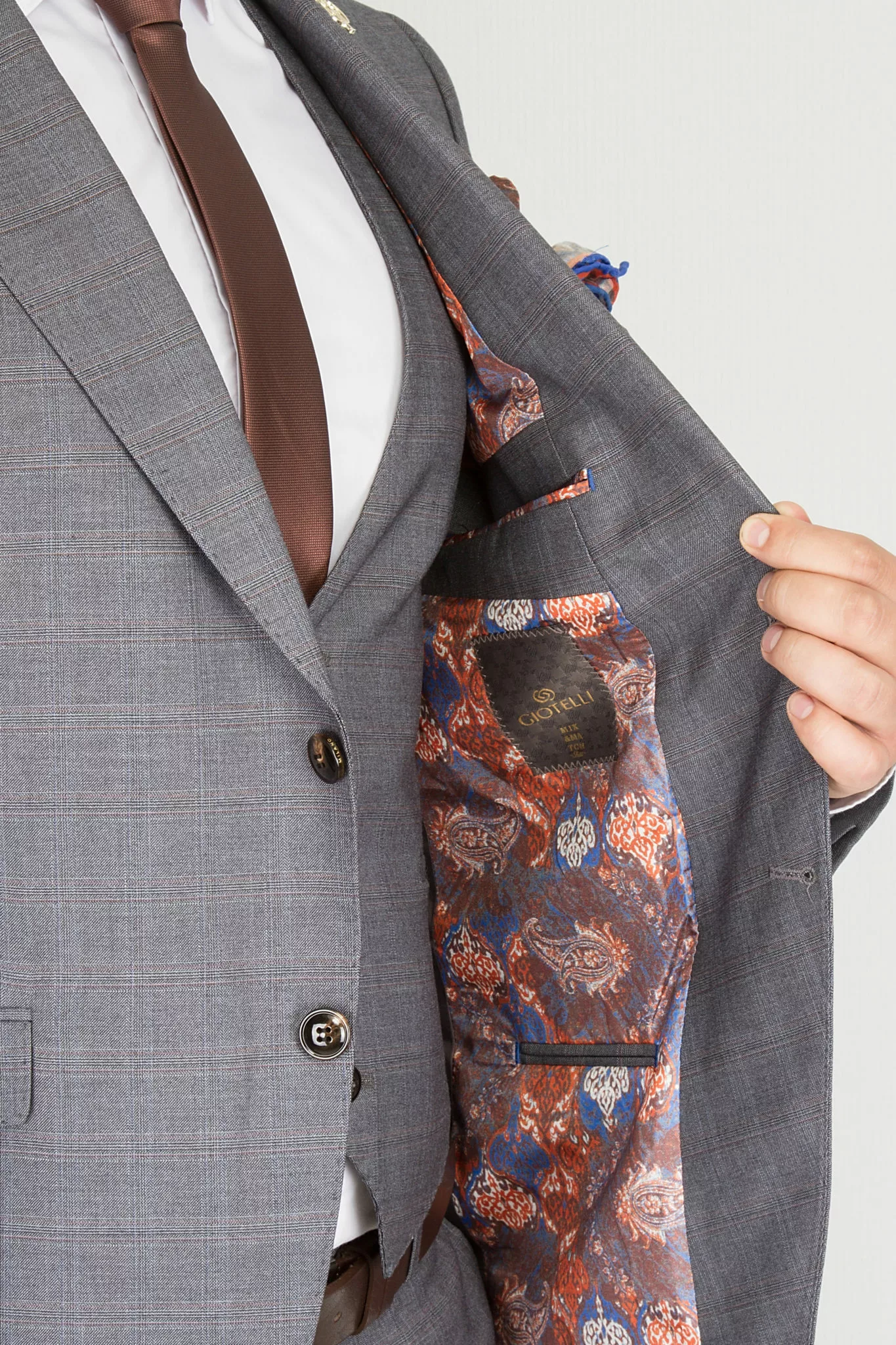 Костюм-тройка пепельно-серого цвета в неброскую клетку Брючные мужские костюмы