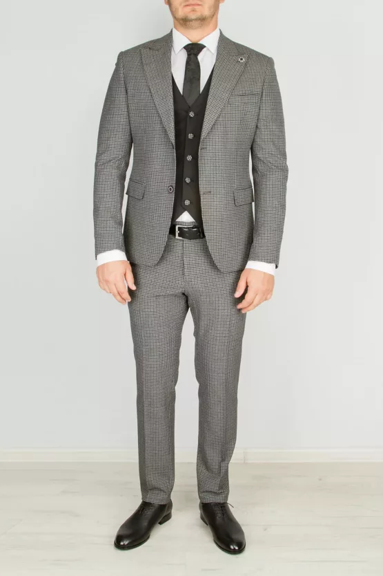 Костюм-тройка серого цвета в клетку с черным жилетом Каталог