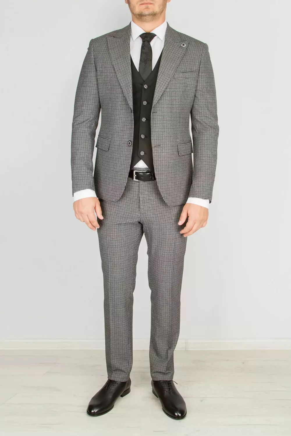 Костюм-тройка серого цвета в клетку с черным жилетом Каталог