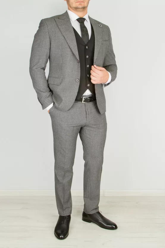 Костюм-тройка серого цвета в клетку с черным жилетом Каталог