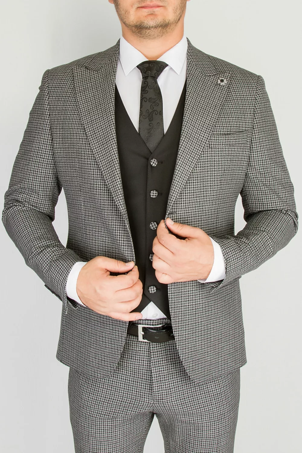 Костюм-тройка серого цвета в клетку с черным жилетом Каталог