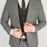 Костюм-тройка серого цвета в клетку с черным жилетом Каталог