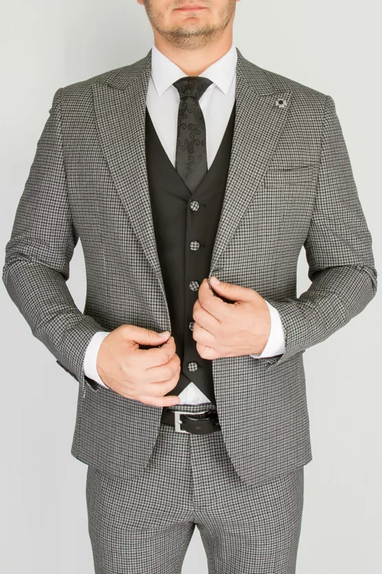 Костюм-тройка серого цвета в клетку с черным жилетом Каталог