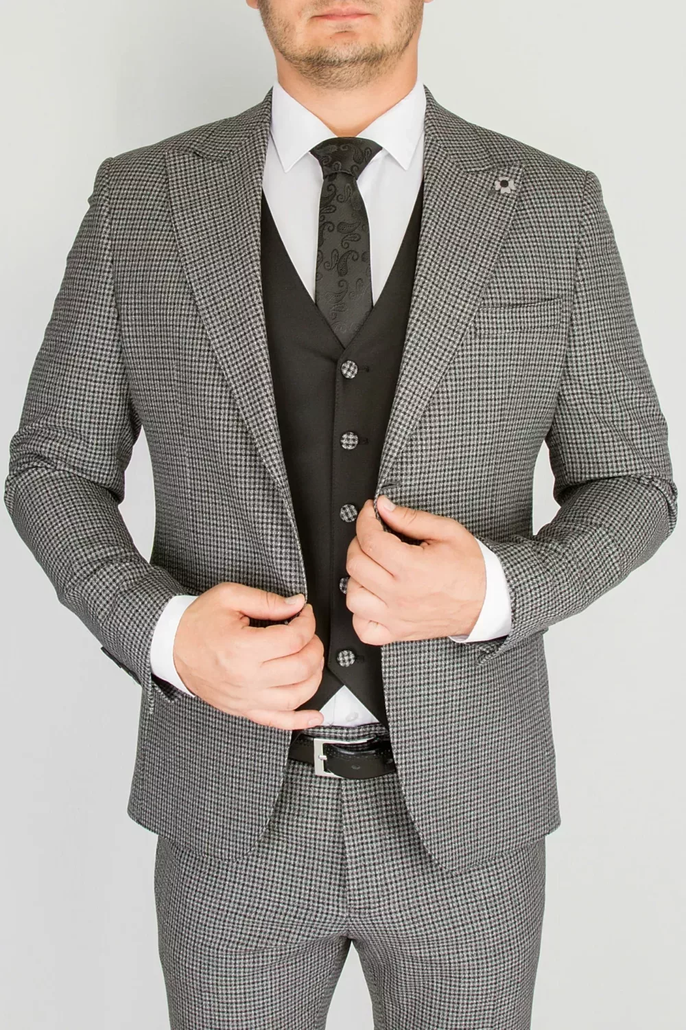 Костюм-тройка серого цвета в клетку с черным жилетом Каталог