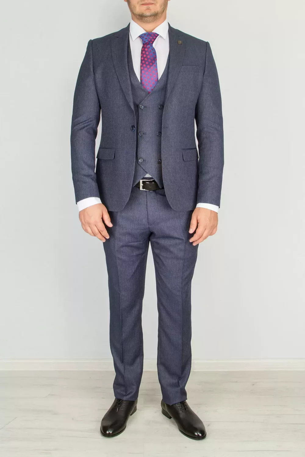 Приталенный костюм-тройка серого цвета Брючные мужские костюмы