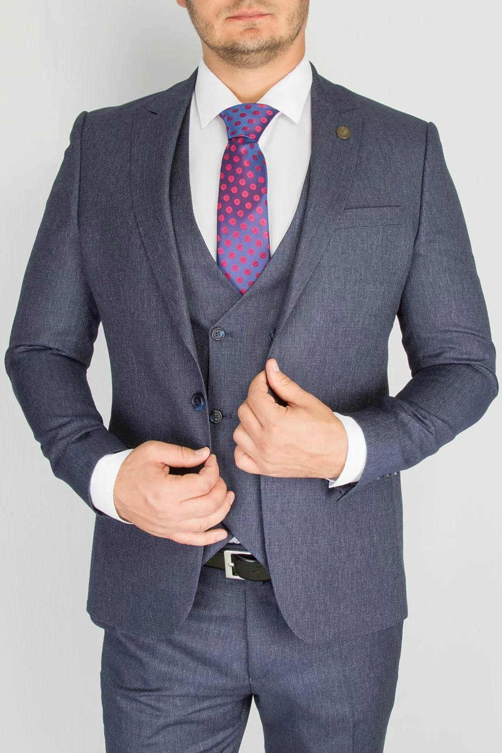 Приталенный костюм-тройка серого цвета Каталог