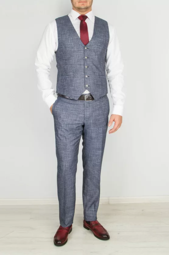 Костюм-тройка светло-серого цвета с клеточным пиджаком Каталог