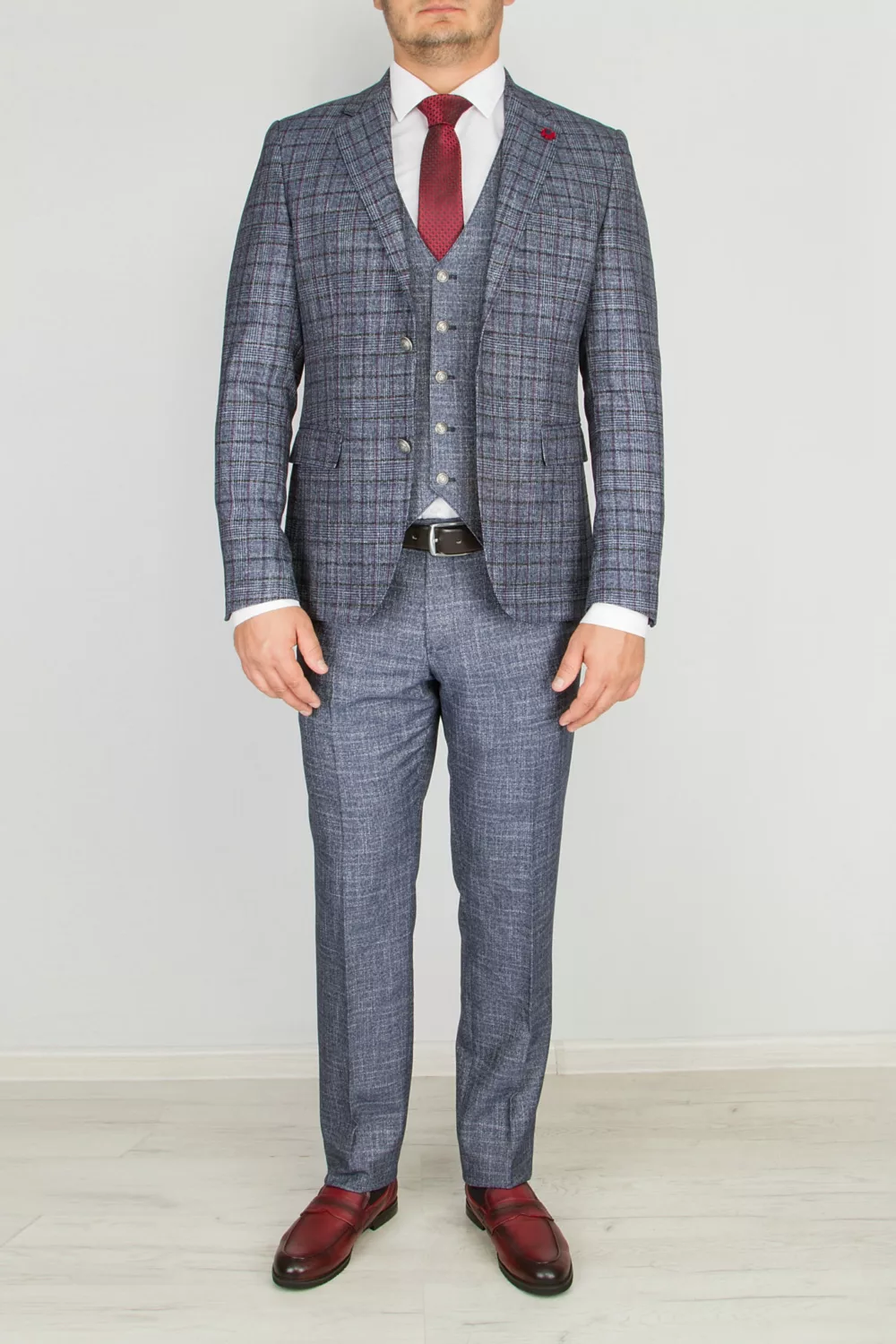 Костюм-тройка светло-серого цвета с клеточным пиджаком Каталог