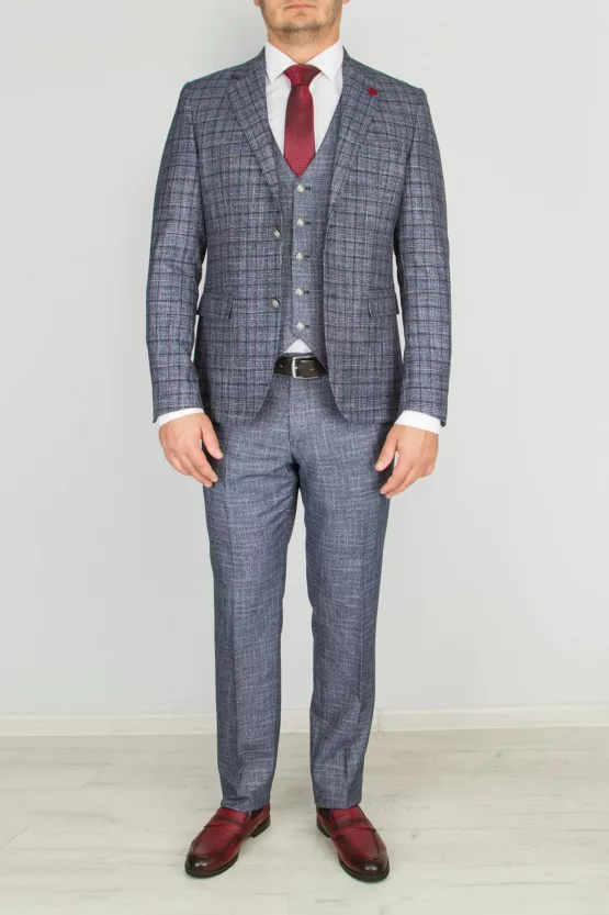 Костюм-тройка светло-серого цвета с клеточным пиджаком Каталог