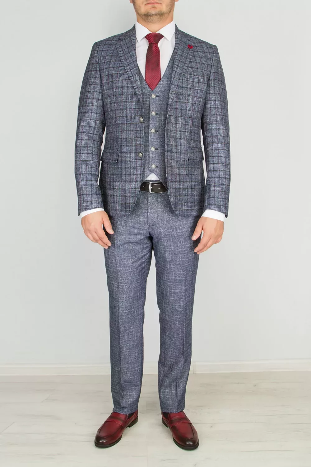 Костюм-тройка светло-серого цвета с клеточным пиджаком Каталог