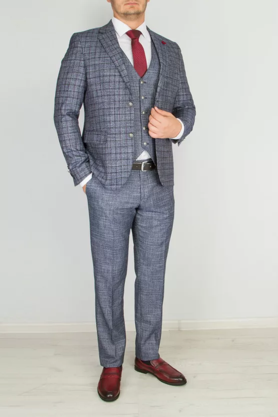 Костюм-тройка светло-серого цвета с клеточным пиджаком Каталог