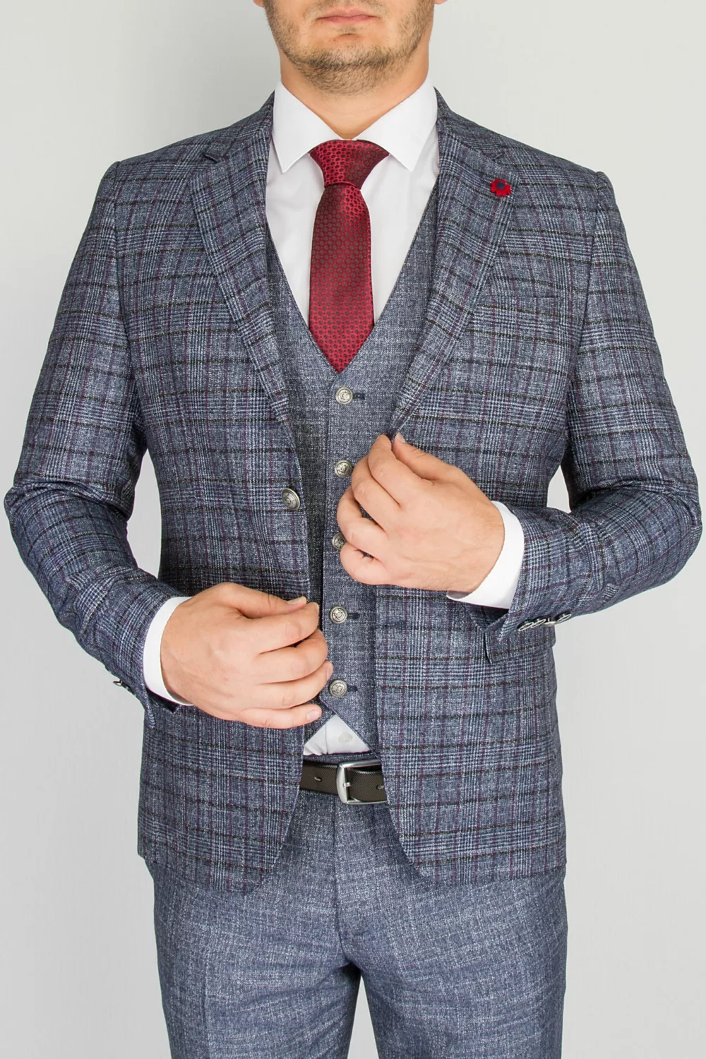 Костюм-тройка светло-серого цвета с клеточным пиджаком Каталог