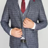 Костюм-тройка светло-серого цвета с клеточным пиджаком Каталог