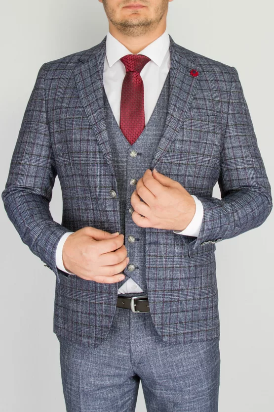 Костюм-тройка светло-серого цвета с клеточным пиджаком Каталог
