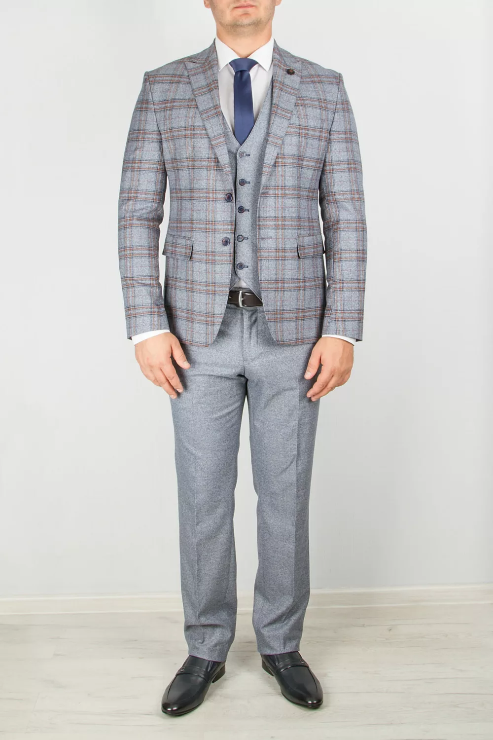 Костюм-тройка серого цвета с комбинированным клеточным пиджаком Каталог