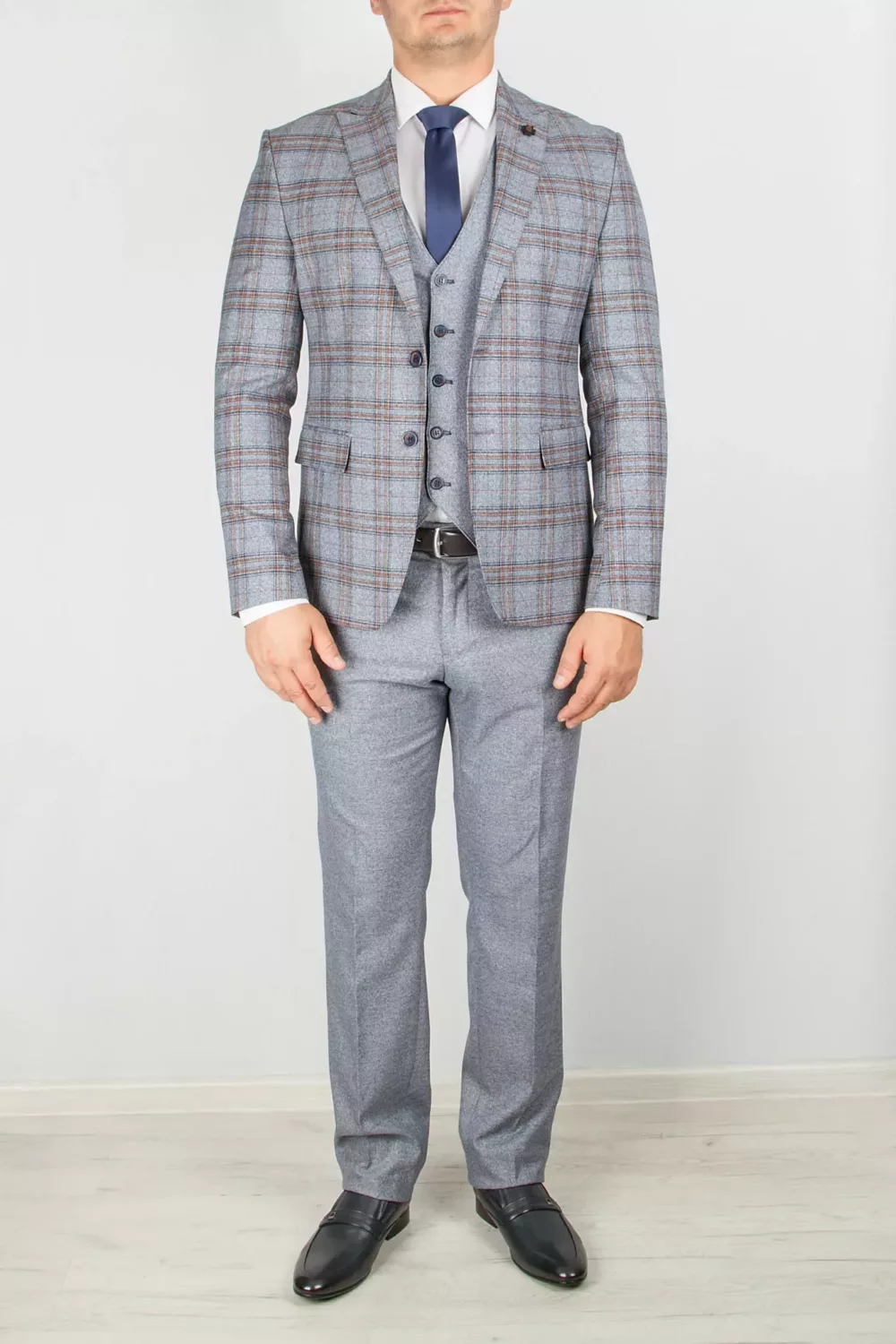 Костюм-тройка серого цвета с комбинированным клеточным пиджаком Каталог