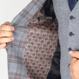 Костюм-тройка серого цвета с комбинированным клеточным пиджаком Каталог