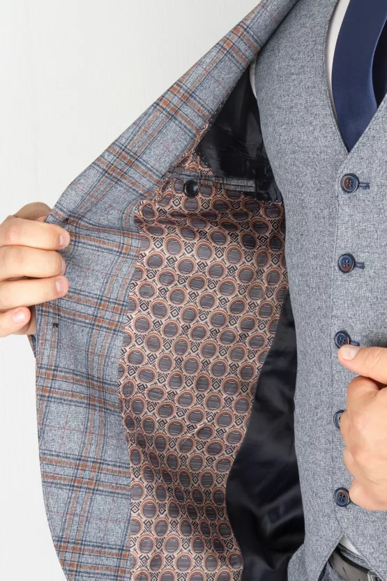 Костюм-тройка серого цвета с комбинированным клеточным пиджаком Каталог