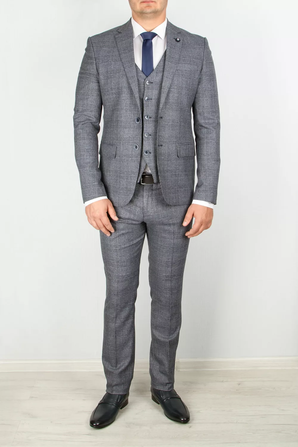 Костюм-тройка в клетку серого цвета Брючные мужские костюмы