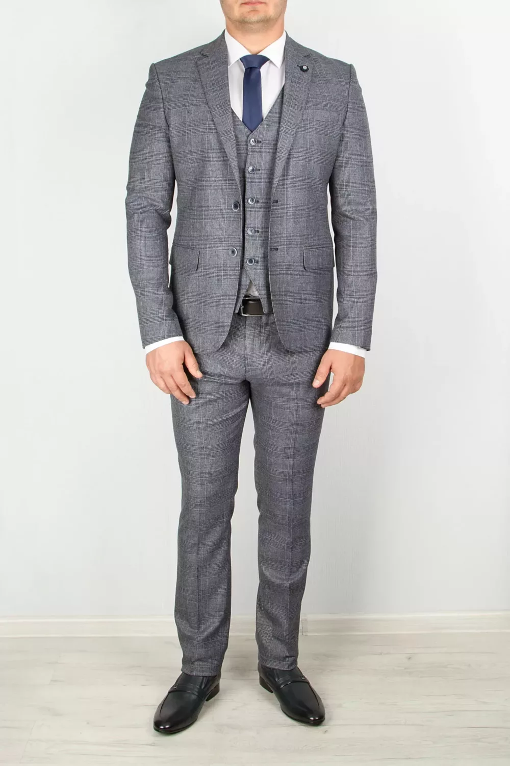 Костюм-тройка в клетку серого цвета Брючные мужские костюмы