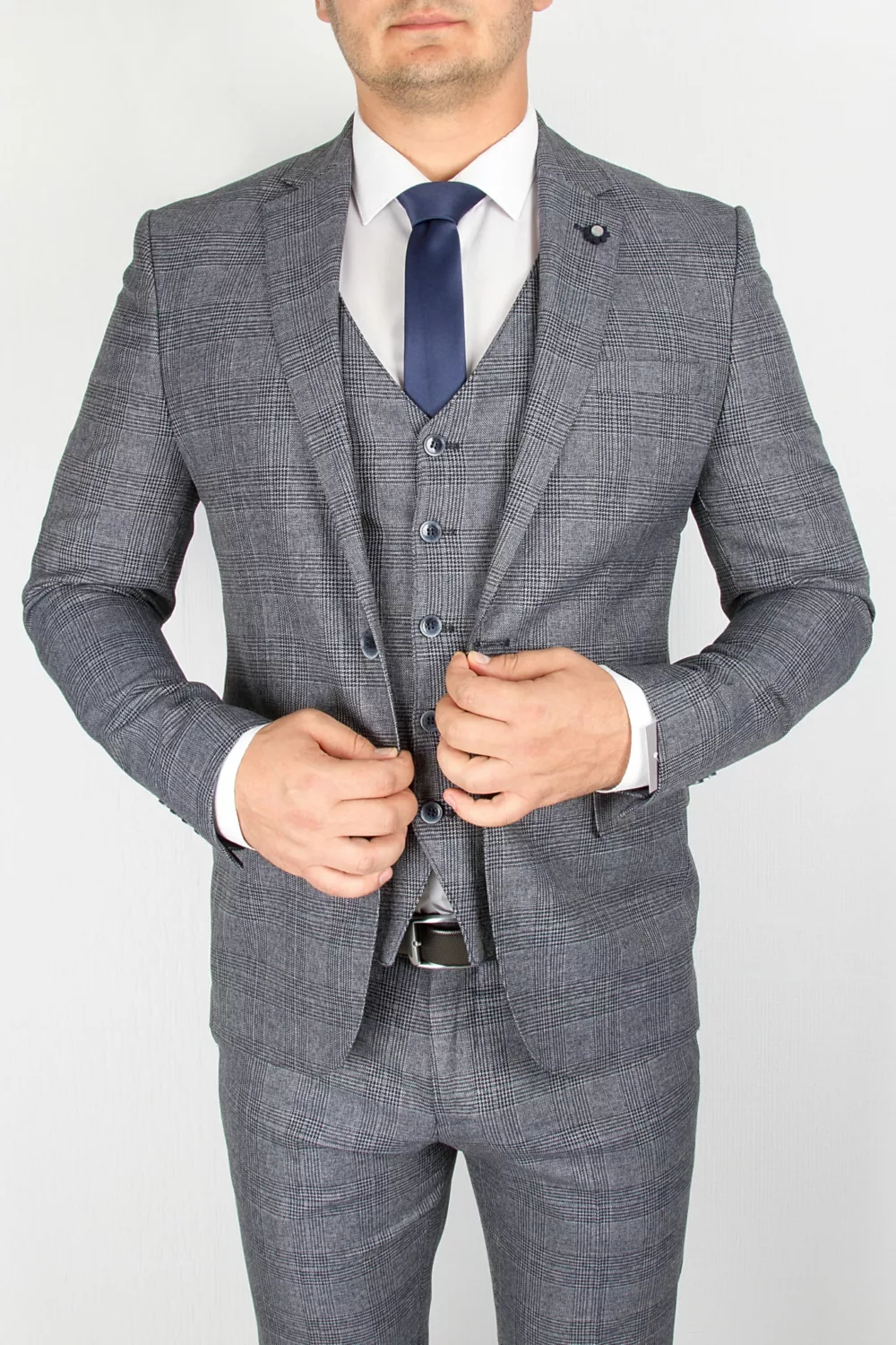 Костюм-тройка в клетку серого цвета Брючные мужские костюмы
