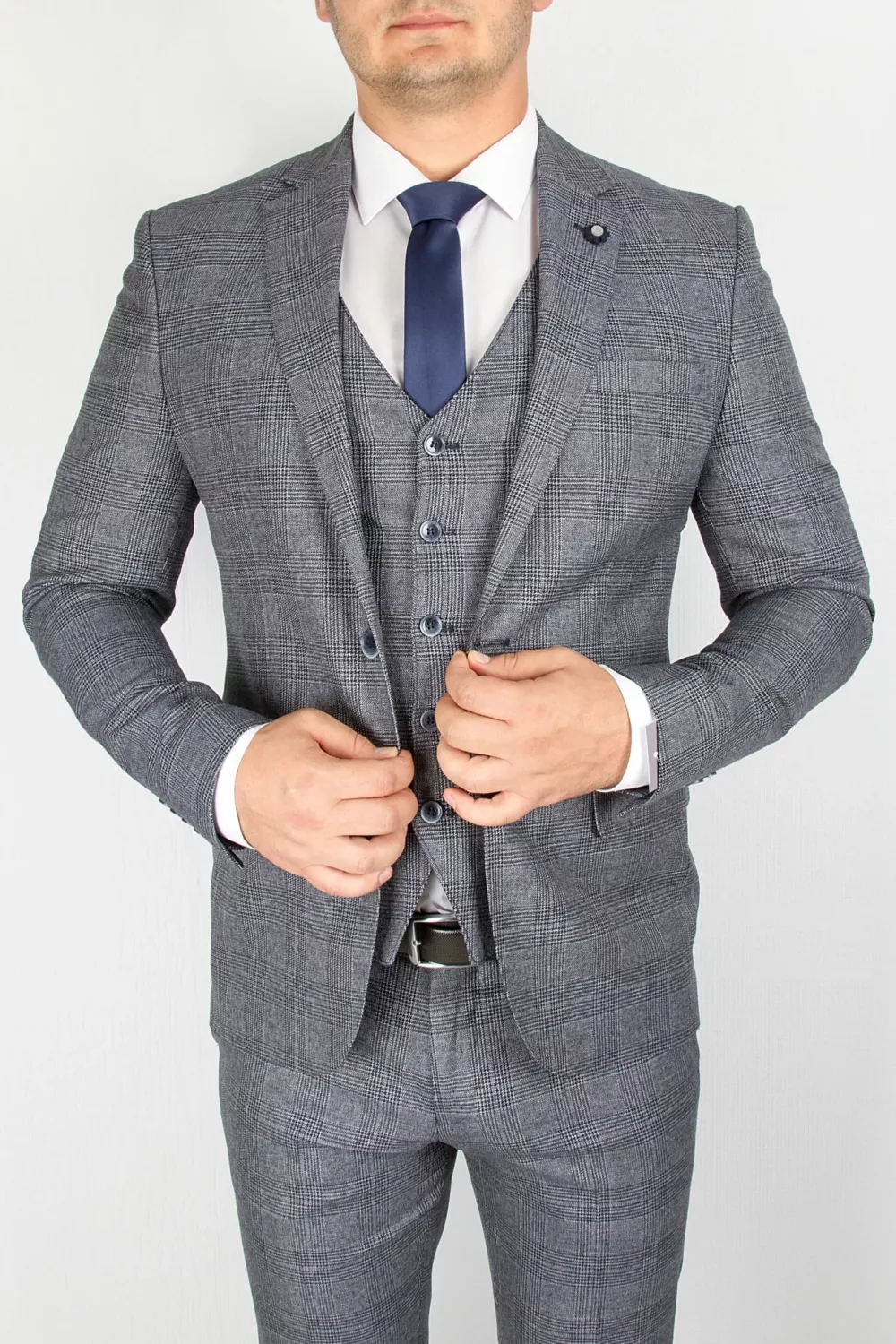 Костюм-тройка в клетку серого цвета Брючные мужские костюмы