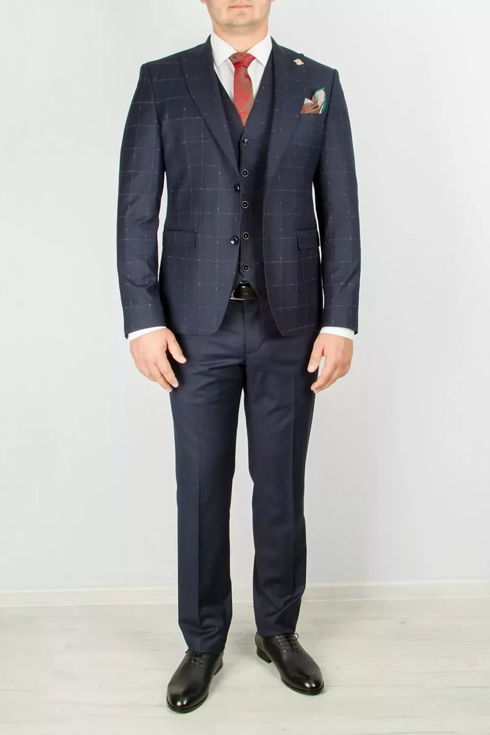 Синий костюм-тройка с клеточным пиджаком Каталог